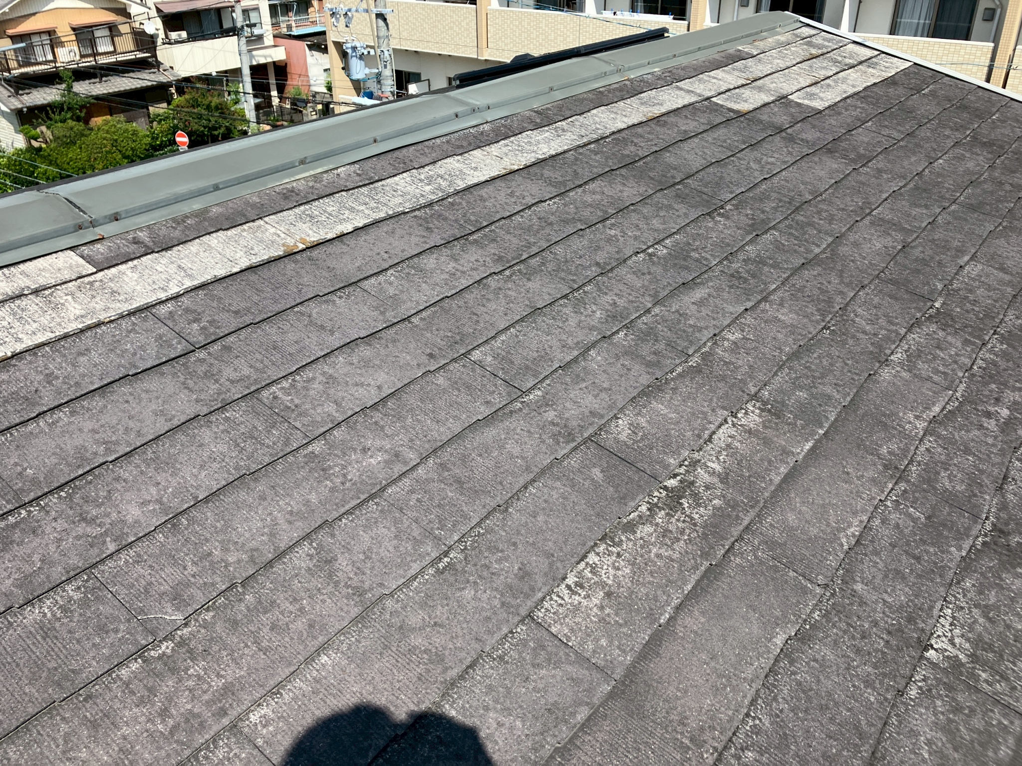 岐阜市｜化粧スレート屋根の点検！表面の塗装がなくなり、塗装では対応が難しく屋根カバー工事を提案